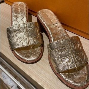 NWOT Tory Burch slides. Comes with dust bag